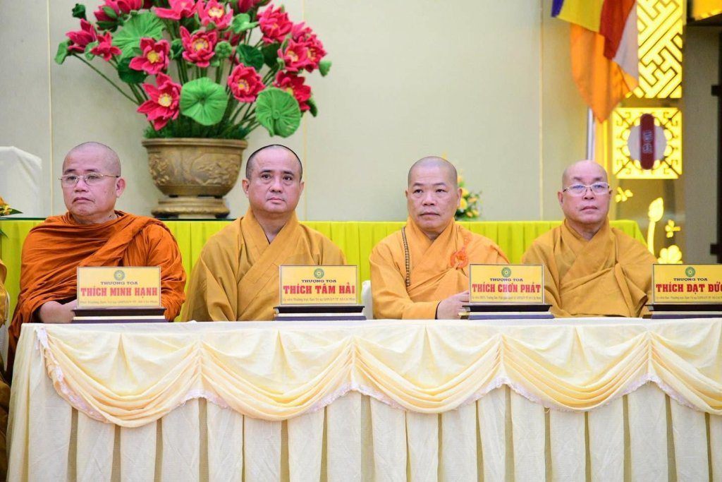 BAN THƯỜNG TRỰC BAN TRỊ SỰ GHPGVN TP. HCM THĂM, SÁCH TẤN CÁC HẠ TRƯỜNG KHU VỰC 2 (BÌNH DƯƠNG CŨ) TẠI TỔ ĐÌNH CHÙA HỘI KHÁNH