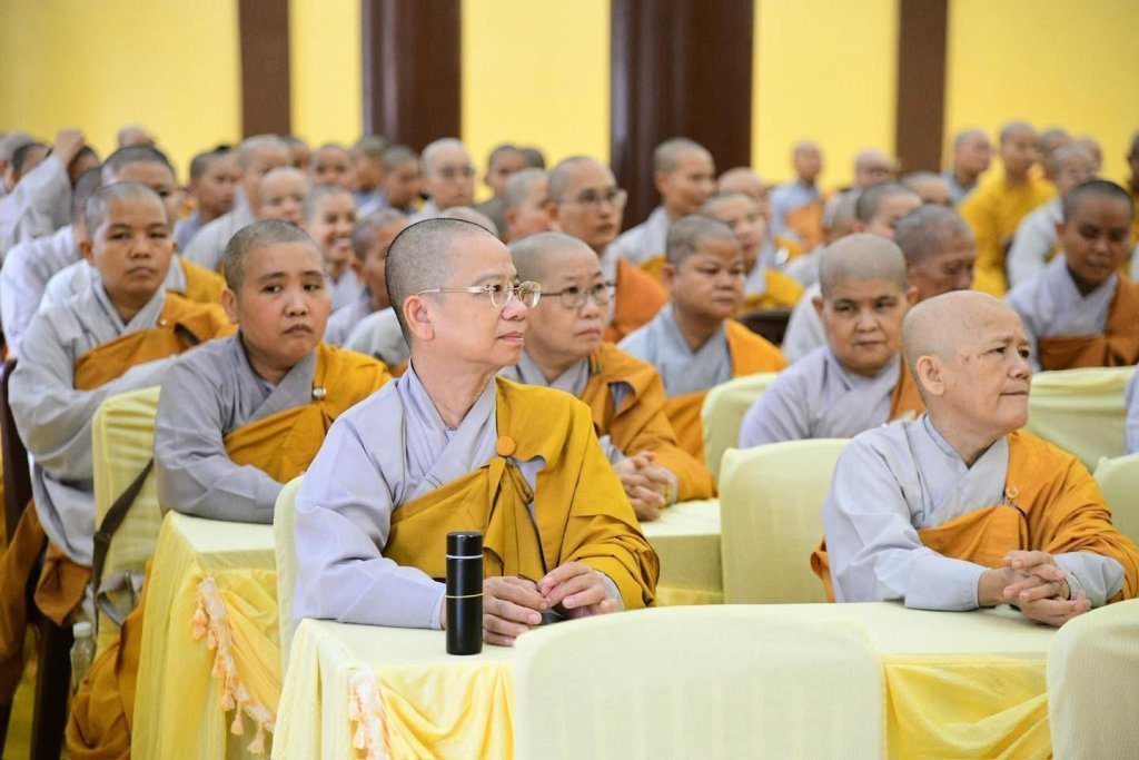 BAN THƯỜNG TRỰC BAN TRỊ SỰ GHPGVN TP. HCM THĂM, SÁCH TẤN CÁC HẠ TRƯỜNG KHU VỰC 2 (BÌNH DƯƠNG CŨ) TẠI TỔ ĐÌNH CHÙA HỘI KHÁNH