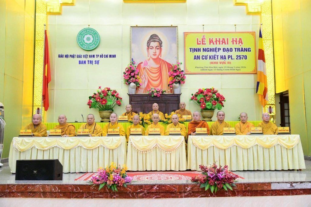 BAN THƯỜNG TRỰC BAN TRỊ SỰ GHPGVN TP. HCM THĂM, SÁCH TẤN CÁC HẠ TRƯỜNG KHU VỰC 2 (BÌNH DƯƠNG CŨ) TẠI TỔ ĐÌNH CHÙA HỘI KHÁNH