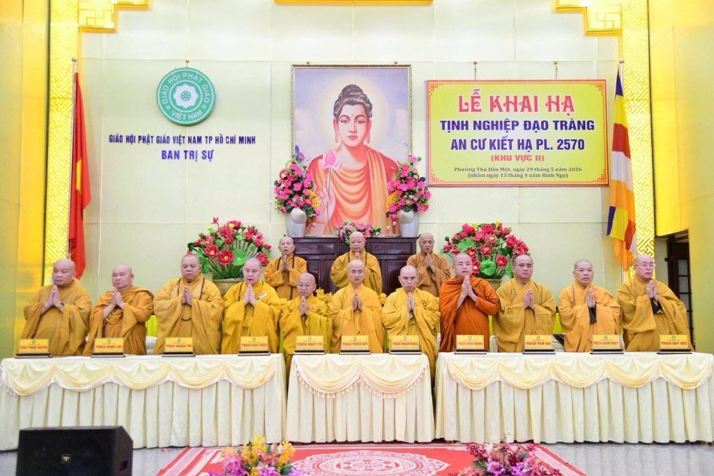BAN THƯỜNG TRỰC BAN TRỊ SỰ GHPGVN TP. HCM THĂM, SÁCH TẤN CÁC HẠ TRƯỜNG KHU VỰC 2 (BÌNH DƯƠNG CŨ) TẠI TỔ ĐÌNH CHÙA HỘI KHÁNH