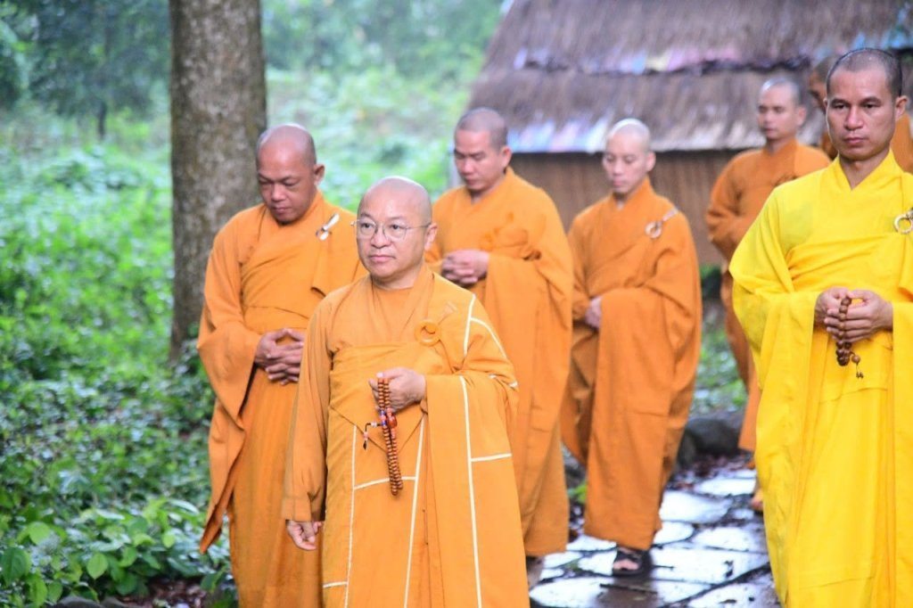 THIỀN HÀNH BUỔI SÁNG – NHỮNG BƯỚC CHÂN AN LẠC CỦA CÁC “CHÚ TIỂU” NƠI CỬA PHẬT