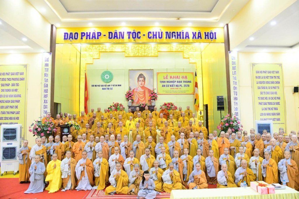 BAN THƯỜNG TRỰC BAN TRỊ SỰ GHPGVN TP. HCM THĂM, SÁCH TẤN CÁC HẠ TRƯỜNG KHU VỰC 2 (BÌNH DƯƠNG CŨ) TẠI TỔ ĐÌNH CHÙA HỘI KHÁNH