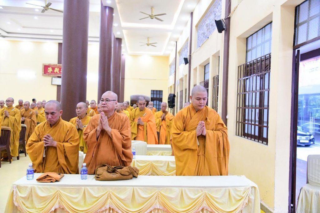 BAN THƯỜNG TRỰC BAN TRỊ SỰ GHPGVN TP. HCM THĂM, SÁCH TẤN CÁC HẠ TRƯỜNG KHU VỰC 2 (BÌNH DƯƠNG CŨ) TẠI TỔ ĐÌNH CHÙA HỘI KHÁNH
