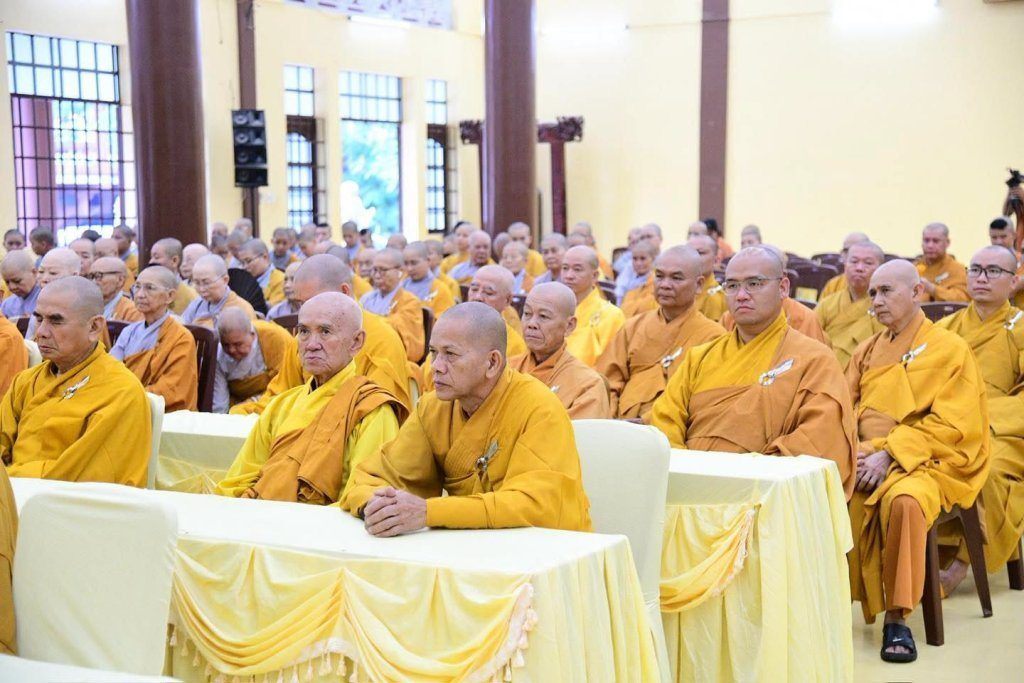 BAN THƯỜNG TRỰC BAN TRỊ SỰ GHPGVN TP. HCM THĂM, SÁCH TẤN CÁC HẠ TRƯỜNG KHU VỰC 2 (BÌNH DƯƠNG CŨ) TẠI TỔ ĐÌNH CHÙA HỘI KHÁNH