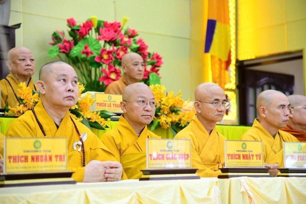 BAN THƯỜNG TRỰC BAN TRỊ SỰ GHPGVN TP. HCM THĂM, SÁCH TẤN CÁC HẠ TRƯỜNG KHU VỰC 2 (BÌNH DƯƠNG CŨ) TẠI TỔ ĐÌNH CHÙA HỘI KHÁNH