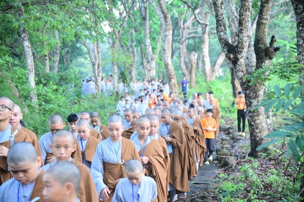 THIỀN HÀNH BUỔI SÁNG – NHỮNG BƯỚC CHÂN AN LẠC CỦA CÁC “CHÚ TIỂU” NƠI CỬA PHẬT