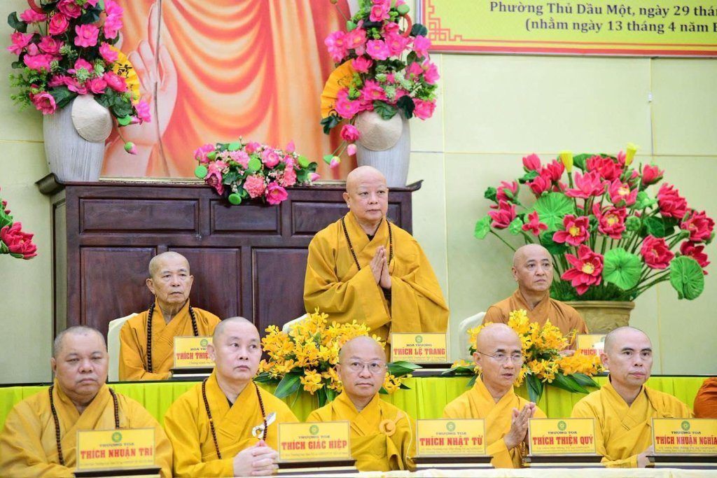 BAN THƯỜNG TRỰC BAN TRỊ SỰ GHPGVN TP. HCM THĂM, SÁCH TẤN CÁC HẠ TRƯỜNG KHU VỰC 2 (BÌNH DƯƠNG CŨ) TẠI TỔ ĐÌNH CHÙA HỘI KHÁNH