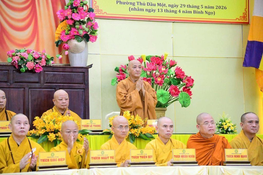 BAN THƯỜNG TRỰC BAN TRỊ SỰ GHPGVN TP. HCM THĂM, SÁCH TẤN CÁC HẠ TRƯỜNG KHU VỰC 2 (BÌNH DƯƠNG CŨ) TẠI TỔ ĐÌNH CHÙA HỘI KHÁNH