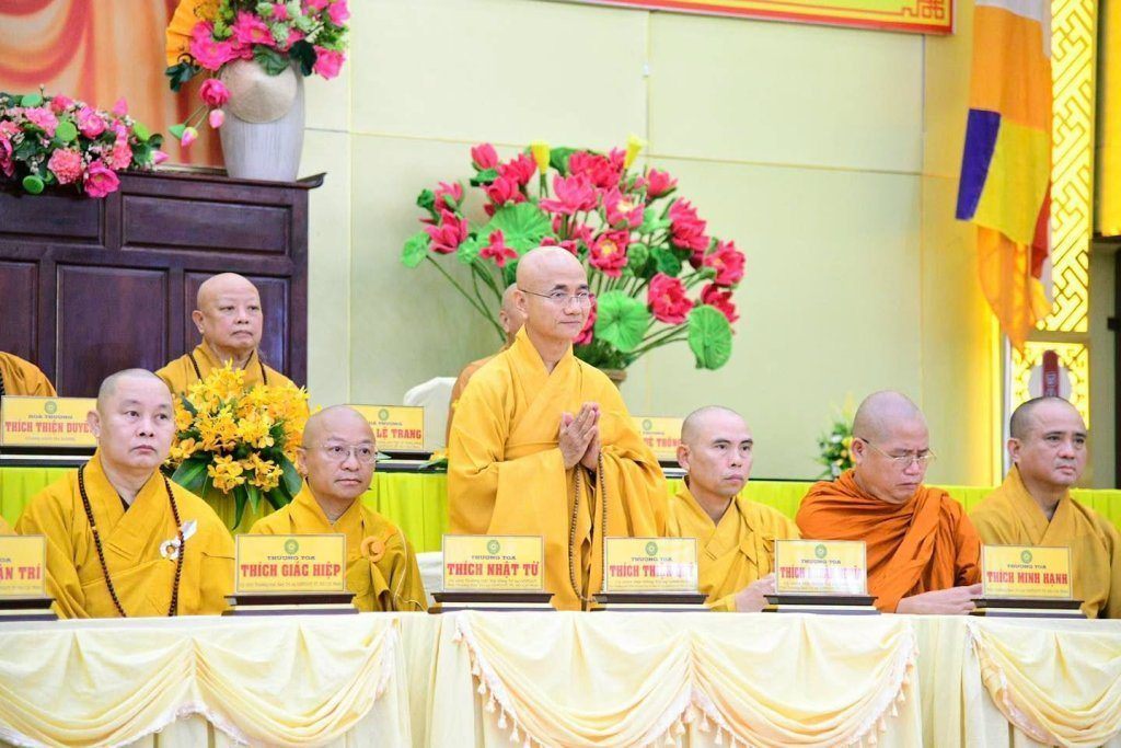 BAN THƯỜNG TRỰC BAN TRỊ SỰ GHPGVN TP. HCM THĂM, SÁCH TẤN CÁC HẠ TRƯỜNG KHU VỰC 2 (BÌNH DƯƠNG CŨ) TẠI TỔ ĐÌNH CHÙA HỘI KHÁNH