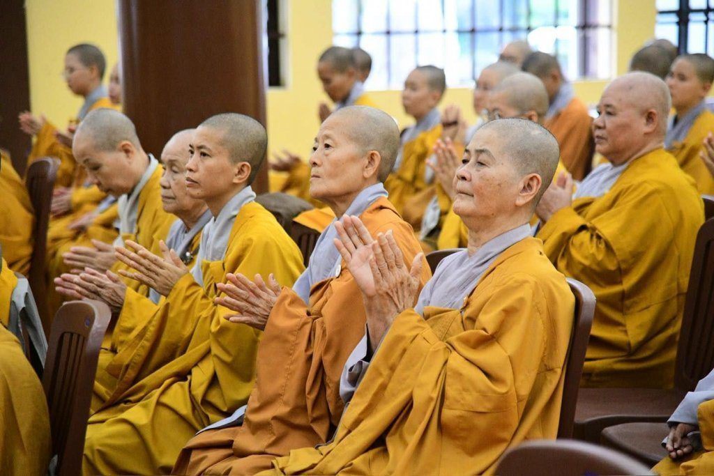 BAN THƯỜNG TRỰC BAN TRỊ SỰ GHPGVN TP. HCM THĂM, SÁCH TẤN CÁC HẠ TRƯỜNG KHU VỰC 2 (BÌNH DƯƠNG CŨ) TẠI TỔ ĐÌNH CHÙA HỘI KHÁNH