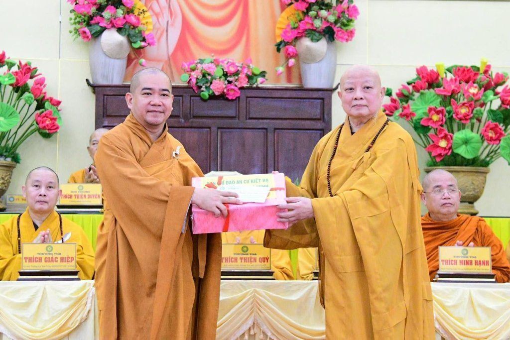 BAN THƯỜNG TRỰC BAN TRỊ SỰ GHPGVN TP. HCM THĂM, SÁCH TẤN CÁC HẠ TRƯỜNG KHU VỰC 2 (BÌNH DƯƠNG CŨ) TẠI TỔ ĐÌNH CHÙA HỘI KHÁNH