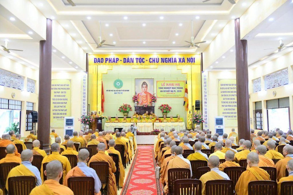 BAN THƯỜNG TRỰC BAN TRỊ SỰ GHPGVN TP. HCM THĂM, SÁCH TẤN CÁC HẠ TRƯỜNG KHU VỰC 2 (BÌNH DƯƠNG CŨ) TẠI TỔ ĐÌNH CHÙA HỘI KHÁNH
