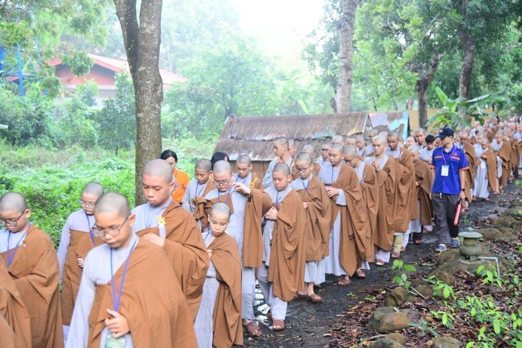 THIỀN HÀNH BUỔI SÁNG – NHỮNG BƯỚC CHÂN AN LẠC CỦA CÁC “CHÚ TIỂU” NƠI CỬA PHẬT
