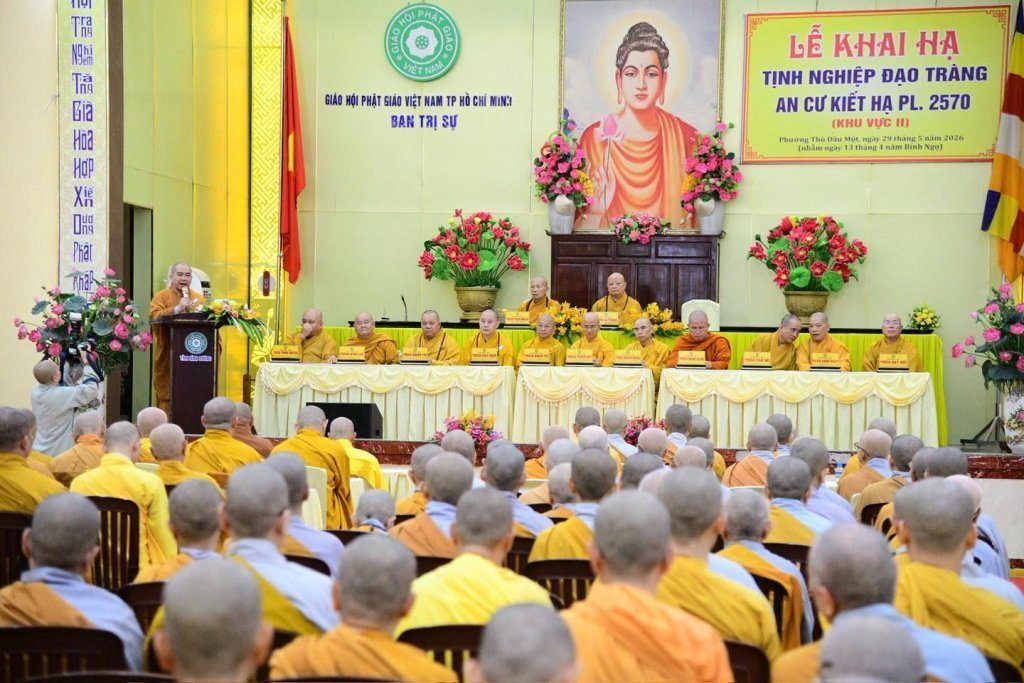 BAN THƯỜNG TRỰC BAN TRỊ SỰ GHPGVN TP. HCM THĂM, SÁCH TẤN CÁC HẠ TRƯỜNG KHU VỰC 2 (BÌNH DƯƠNG CŨ) TẠI TỔ ĐÌNH CHÙA HỘI KHÁNH