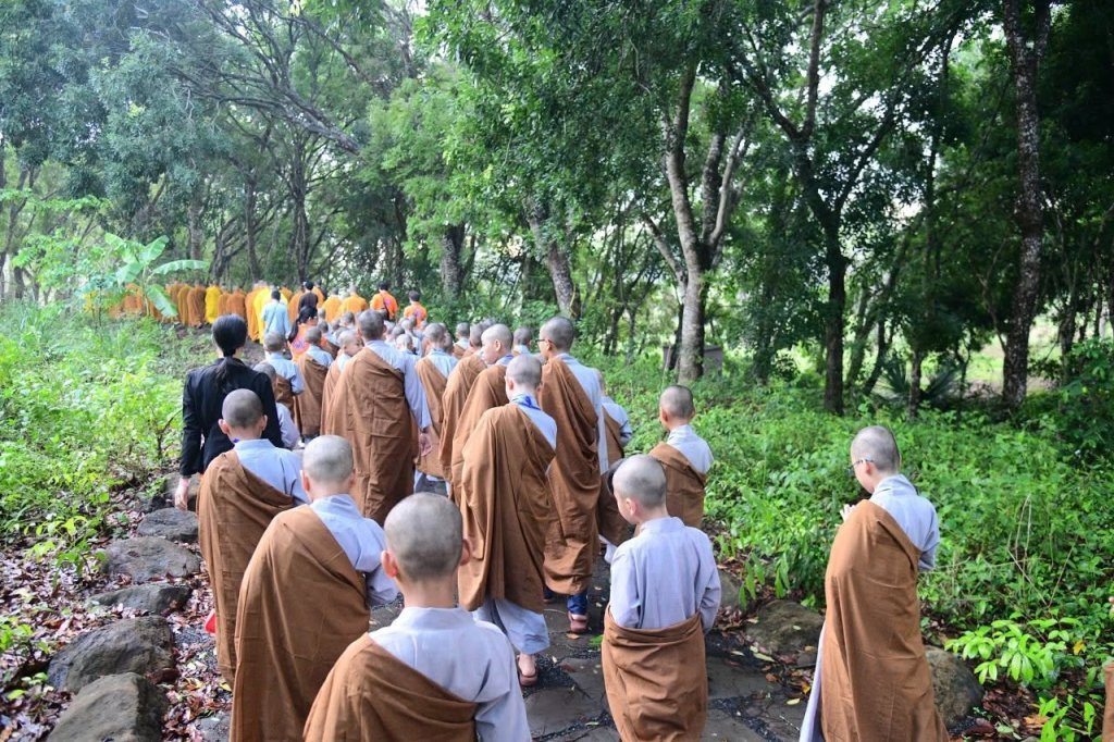 THIỀN HÀNH BUỔI SÁNG – NHỮNG BƯỚC CHÂN AN LẠC CỦA CÁC “CHÚ TIỂU” NƠI CỬA PHẬT
