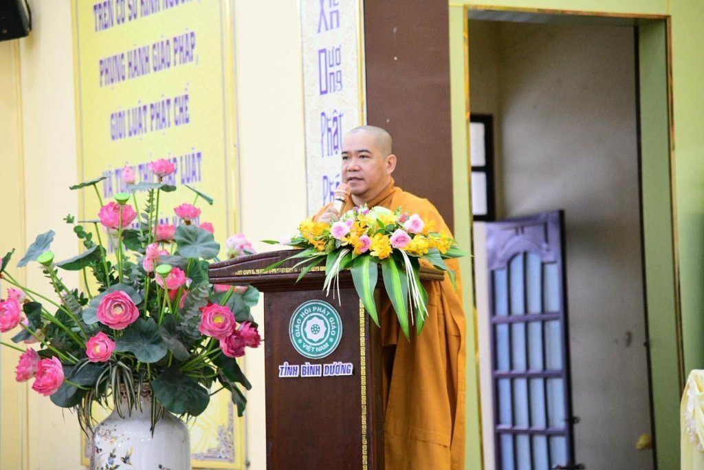 BAN THƯỜNG TRỰC BAN TRỊ SỰ GHPGVN TP. HCM THĂM, SÁCH TẤN CÁC HẠ TRƯỜNG KHU VỰC 2 (BÌNH DƯƠNG CŨ) TẠI TỔ ĐÌNH CHÙA HỘI KHÁNH