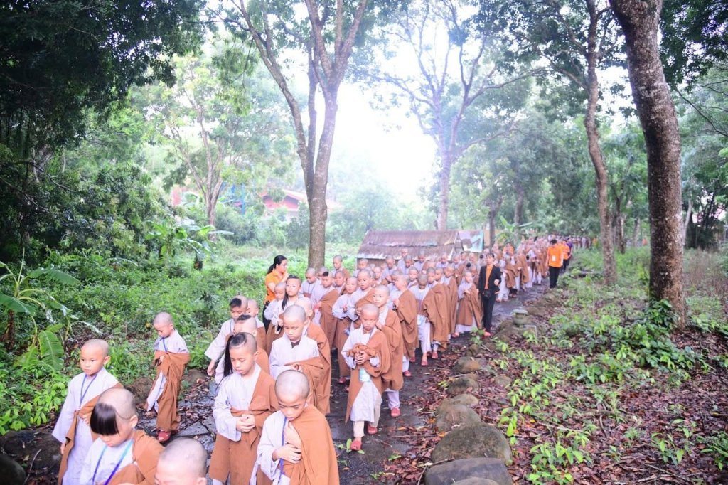 THIỀN HÀNH BUỔI SÁNG – NHỮNG BƯỚC CHÂN AN LẠC CỦA CÁC “CHÚ TIỂU” NƠI CỬA PHẬT