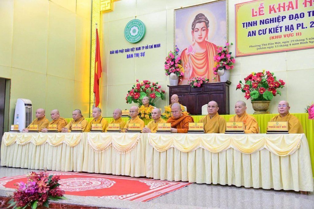 BAN THƯỜNG TRỰC BAN TRỊ SỰ GHPGVN TP. HCM THĂM, SÁCH TẤN CÁC HẠ TRƯỜNG KHU VỰC 2 (BÌNH DƯƠNG CŨ) TẠI TỔ ĐÌNH CHÙA HỘI KHÁNH