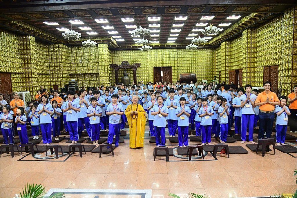 MỖI EM NHỎ LÀ MỘT BÚP SEN GIỮA MÙA PHẬT ĐẢN