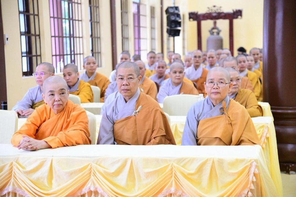 BAN THƯỜNG TRỰC BAN TRỊ SỰ GHPGVN TP. HCM THĂM, SÁCH TẤN CÁC HẠ TRƯỜNG KHU VỰC 2 (BÌNH DƯƠNG CŨ) TẠI TỔ ĐÌNH CHÙA HỘI KHÁNH