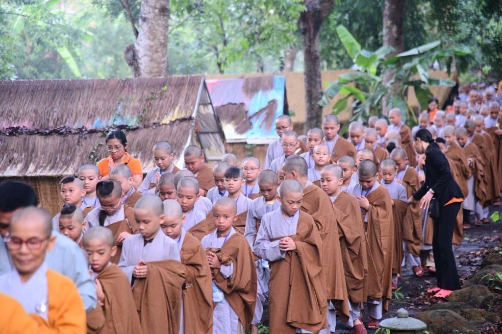 THIỀN HÀNH BUỔI SÁNG – NHỮNG BƯỚC CHÂN AN LẠC CỦA CÁC “CHÚ TIỂU” NƠI CỬA PHẬT