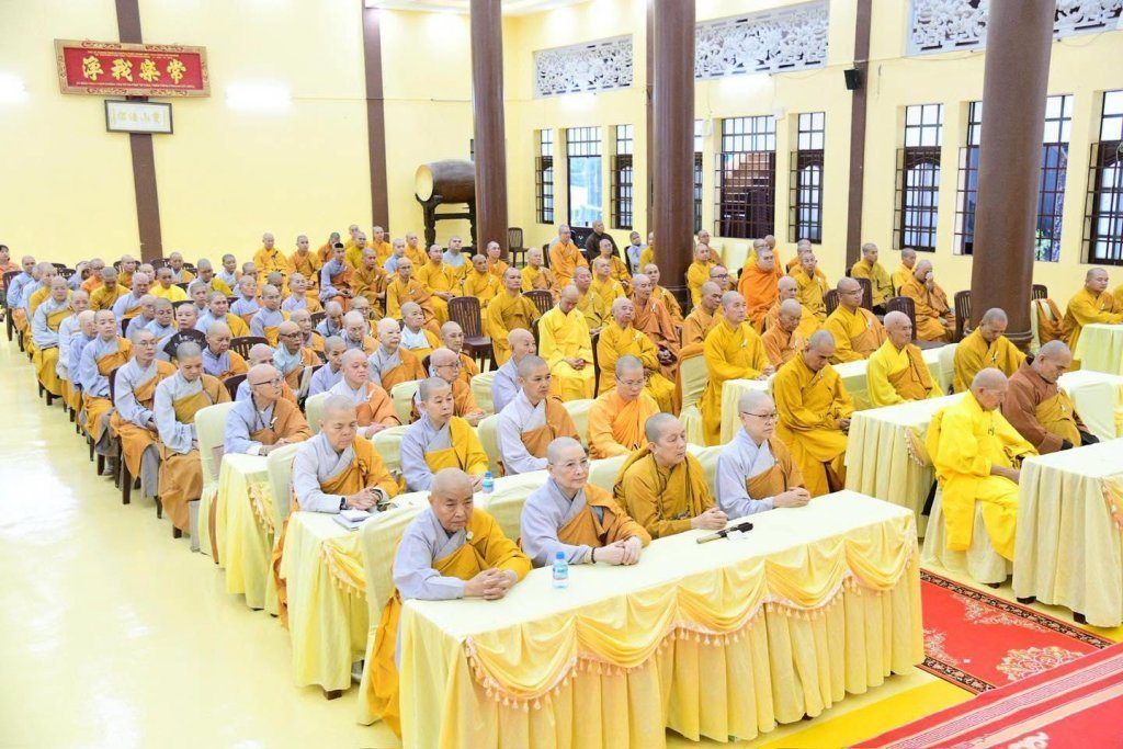 BAN THƯỜNG TRỰC BAN TRỊ SỰ GHPGVN TP. HCM THĂM, SÁCH TẤN CÁC HẠ TRƯỜNG KHU VỰC 2 (BÌNH DƯƠNG CŨ) TẠI TỔ ĐÌNH CHÙA HỘI KHÁNH