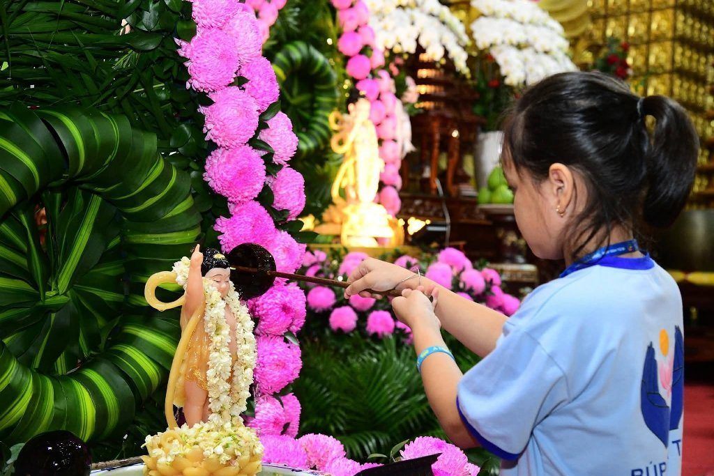 MỖI EM NHỎ LÀ MỘT BÚP SEN GIỮA MÙA PHẬT ĐẢN