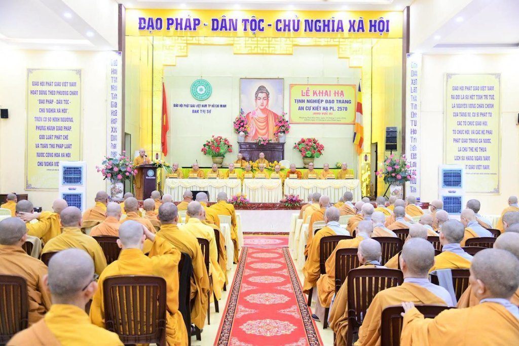 BAN THƯỜNG TRỰC BAN TRỊ SỰ GHPGVN TP. HCM THĂM, SÁCH TẤN CÁC HẠ TRƯỜNG KHU VỰC 2 (BÌNH DƯƠNG CŨ) TẠI TỔ ĐÌNH CHÙA HỘI KHÁNH