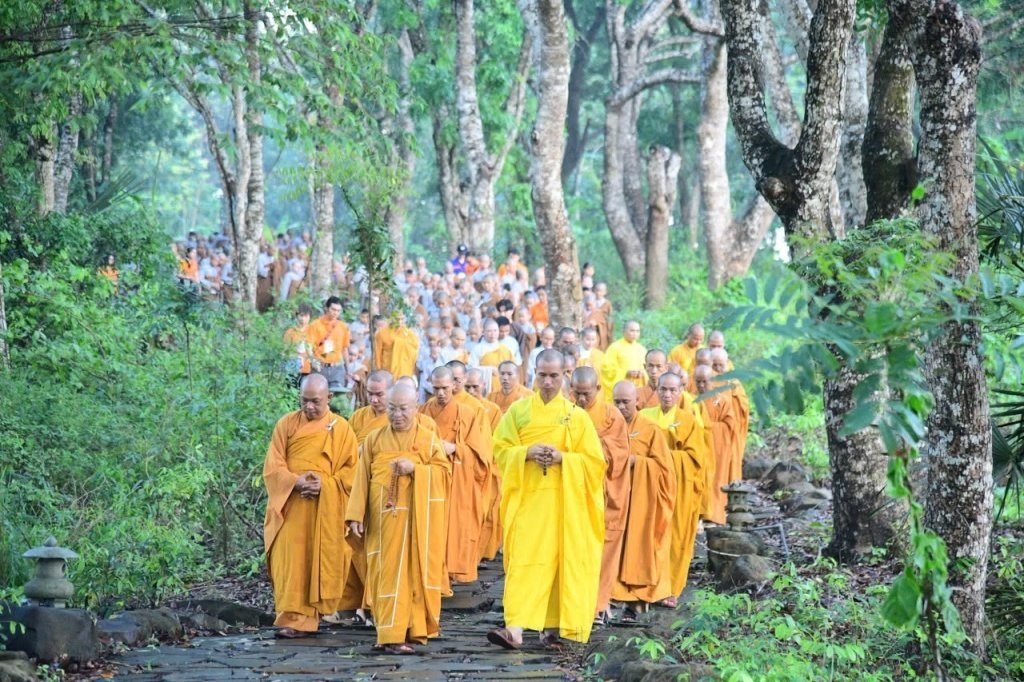 THIỀN HÀNH BUỔI SÁNG – NHỮNG BƯỚC CHÂN AN LẠC CỦA CÁC “CHÚ TIỂU” NƠI CỬA PHẬT