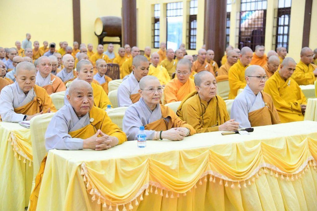 BAN THƯỜNG TRỰC BAN TRỊ SỰ GHPGVN TP. HCM THĂM, SÁCH TẤN CÁC HẠ TRƯỜNG KHU VỰC 2 (BÌNH DƯƠNG CŨ) TẠI TỔ ĐÌNH CHÙA HỘI KHÁNH