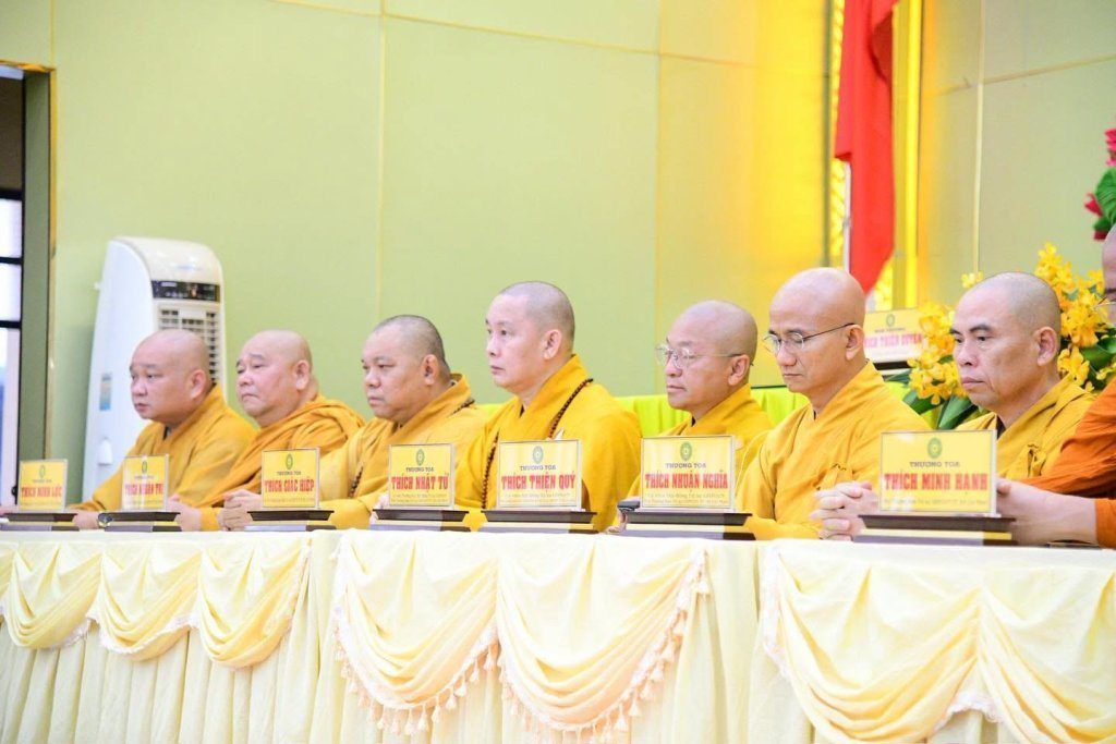BAN THƯỜNG TRỰC BAN TRỊ SỰ GHPGVN TP. HCM THĂM, SÁCH TẤN CÁC HẠ TRƯỜNG KHU VỰC 2 (BÌNH DƯƠNG CŨ) TẠI TỔ ĐÌNH CHÙA HỘI KHÁNH