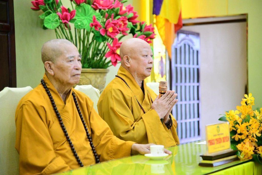 BAN THƯỜNG TRỰC BAN TRỊ SỰ GHPGVN TP. HCM THĂM, SÁCH TẤN CÁC HẠ TRƯỜNG KHU VỰC 2 (BÌNH DƯƠNG CŨ) TẠI TỔ ĐÌNH CHÙA HỘI KHÁNH