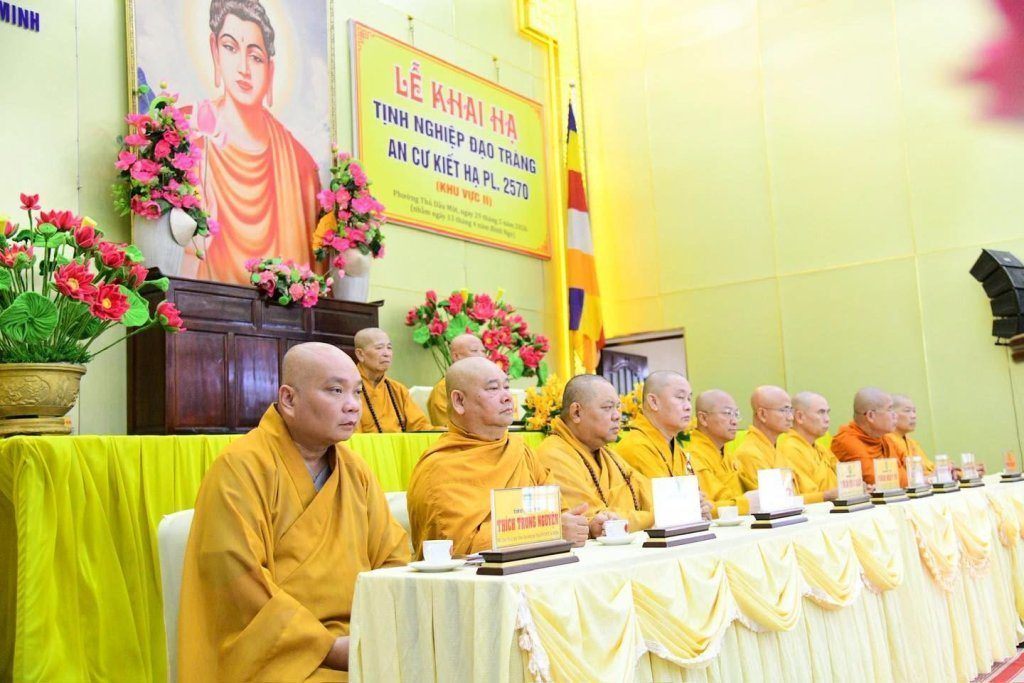 BAN THƯỜNG TRỰC BAN TRỊ SỰ GHPGVN TP. HCM THĂM, SÁCH TẤN CÁC HẠ TRƯỜNG KHU VỰC 2 (BÌNH DƯƠNG CŨ) TẠI TỔ ĐÌNH CHÙA HỘI KHÁNH