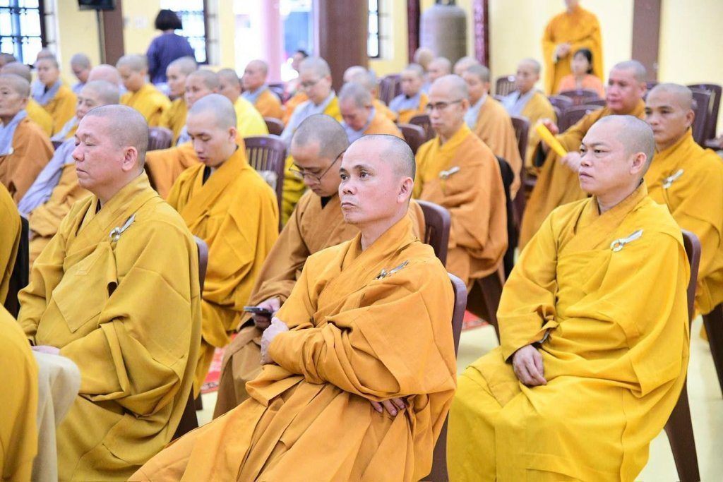 BAN THƯỜNG TRỰC BAN TRỊ SỰ GHPGVN TP. HCM THĂM, SÁCH TẤN CÁC HẠ TRƯỜNG KHU VỰC 2 (BÌNH DƯƠNG CŨ) TẠI TỔ ĐÌNH CHÙA HỘI KHÁNH