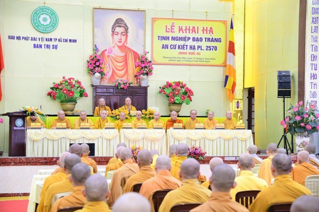 BAN THƯỜNG TRỰC BAN TRỊ SỰ GHPGVN TP. HCM THĂM, SÁCH TẤN CÁC HẠ TRƯỜNG KHU VỰC 2 (BÌNH DƯƠNG CŨ) TẠI TỔ ĐÌNH CHÙA HỘI KHÁNH