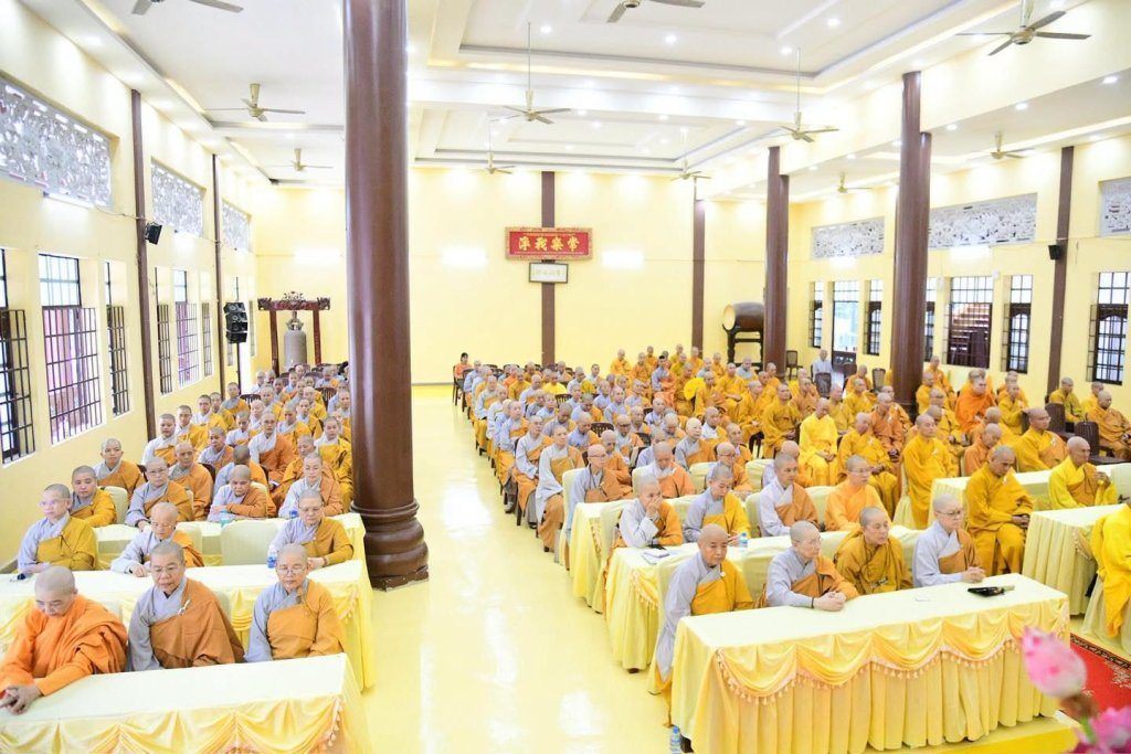 BAN THƯỜNG TRỰC BAN TRỊ SỰ GHPGVN TP. HCM THĂM, SÁCH TẤN CÁC HẠ TRƯỜNG KHU VỰC 2 (BÌNH DƯƠNG CŨ) TẠI TỔ ĐÌNH CHÙA HỘI KHÁNH