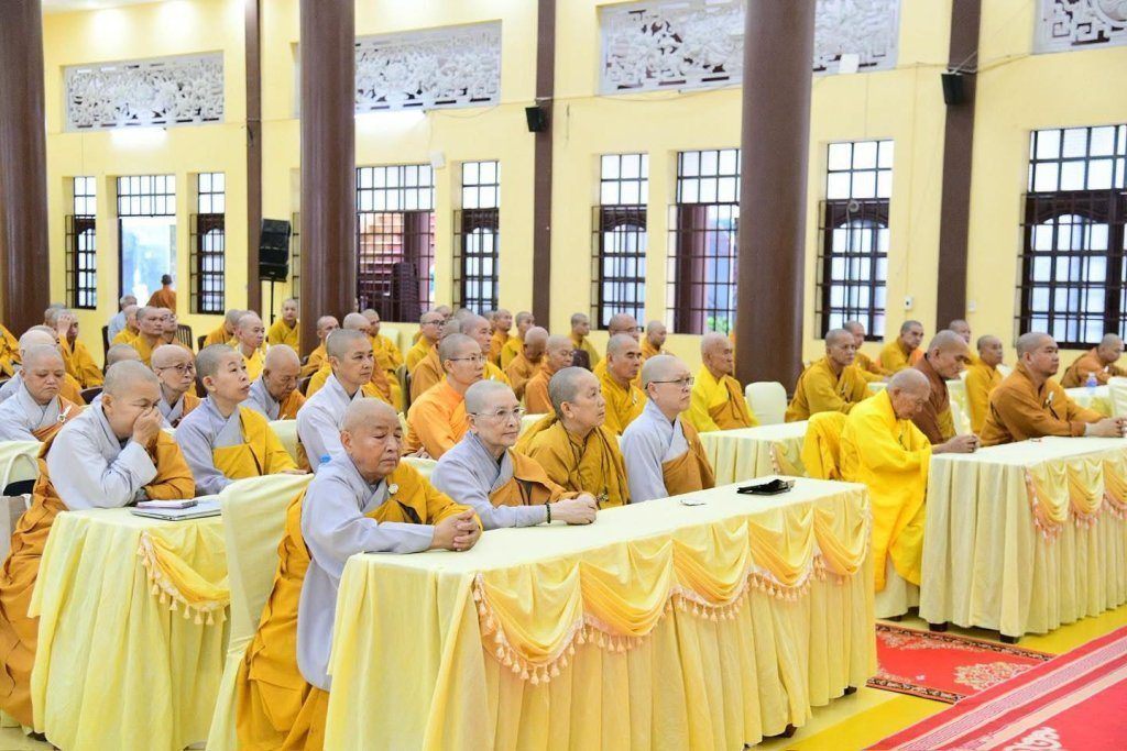 BAN THƯỜNG TRỰC BAN TRỊ SỰ GHPGVN TP. HCM THĂM, SÁCH TẤN CÁC HẠ TRƯỜNG KHU VỰC 2 (BÌNH DƯƠNG CŨ) TẠI TỔ ĐÌNH CHÙA HỘI KHÁNH