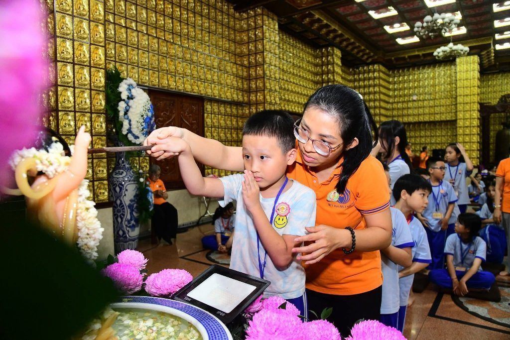MỖI EM NHỎ LÀ MỘT BÚP SEN GIỮA MÙA PHẬT ĐẢN
