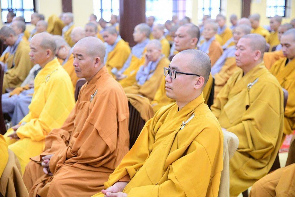 BAN THƯỜNG TRỰC BAN TRỊ SỰ GHPGVN TP. HCM THĂM, SÁCH TẤN CÁC HẠ TRƯỜNG KHU VỰC 2 (BÌNH DƯƠNG CŨ) TẠI TỔ ĐÌNH CHÙA HỘI KHÁNH