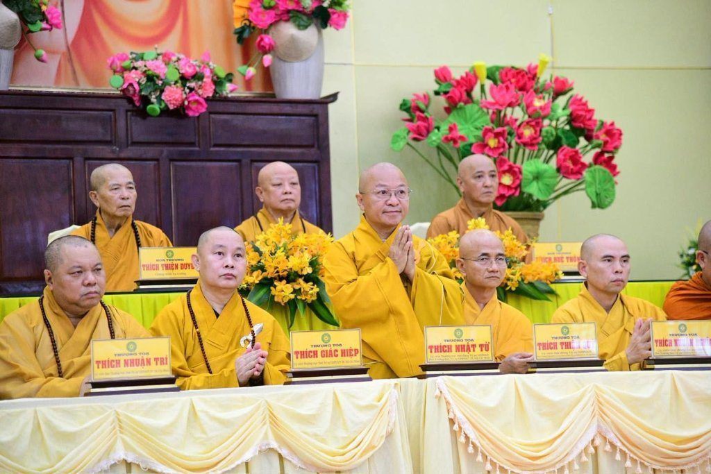 BAN THƯỜNG TRỰC BAN TRỊ SỰ GHPGVN TP. HCM THĂM, SÁCH TẤN CÁC HẠ TRƯỜNG KHU VỰC 2 (BÌNH DƯƠNG CŨ) TẠI TỔ ĐÌNH CHÙA HỘI KHÁNH