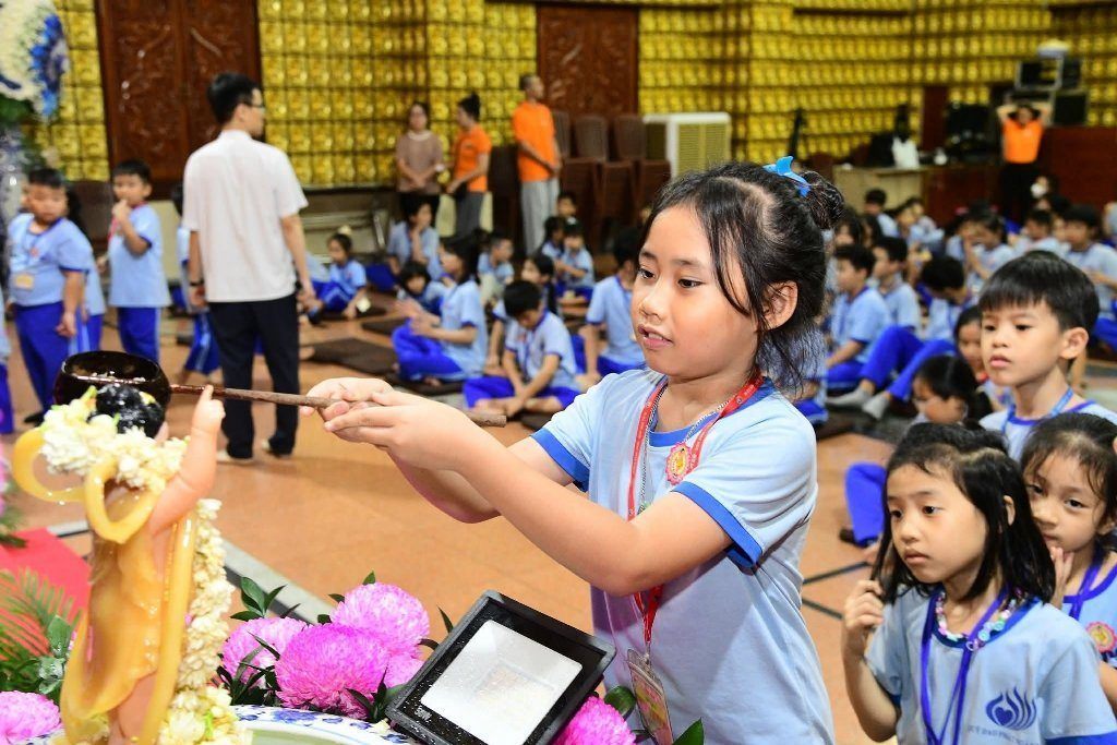 MỖI EM NHỎ LÀ MỘT BÚP SEN GIỮA MÙA PHẬT ĐẢN