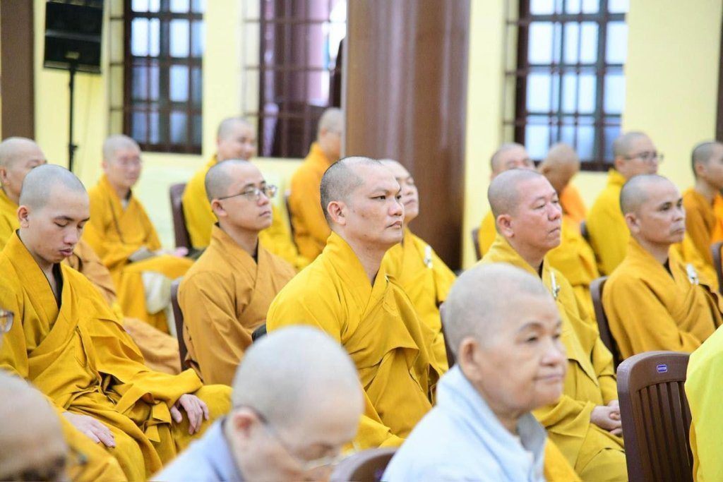 BAN THƯỜNG TRỰC BAN TRỊ SỰ GHPGVN TP. HCM THĂM, SÁCH TẤN CÁC HẠ TRƯỜNG KHU VỰC 2 (BÌNH DƯƠNG CŨ) TẠI TỔ ĐÌNH CHÙA HỘI KHÁNH