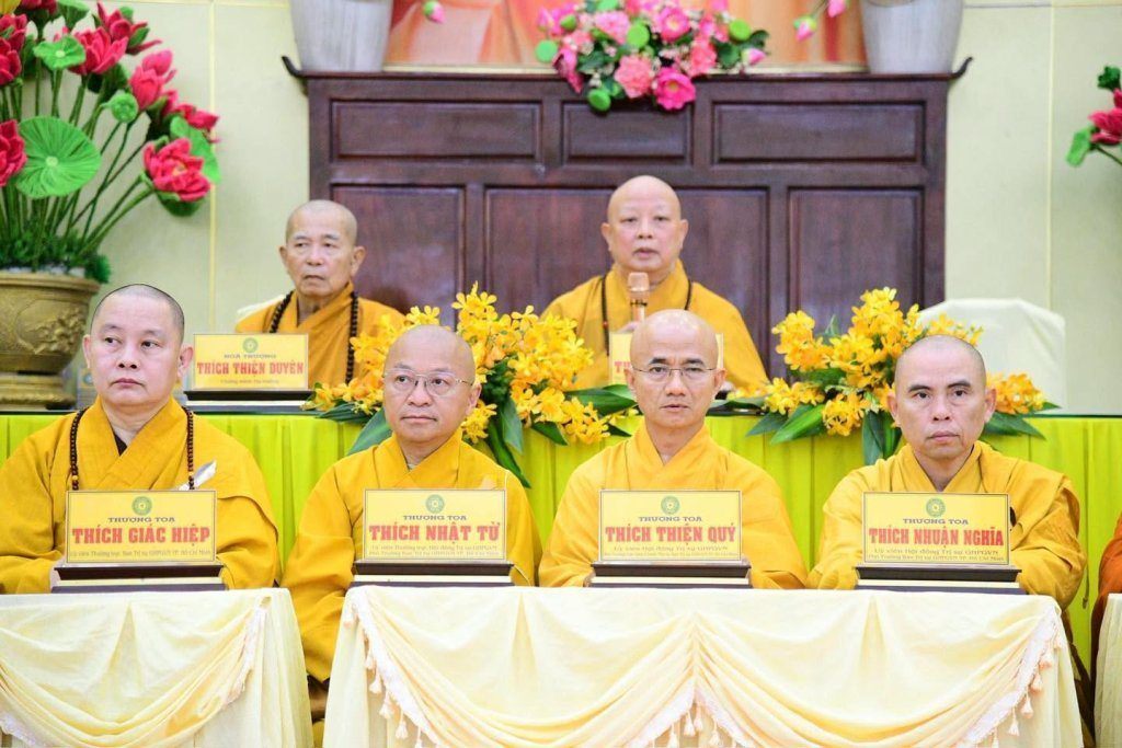 BAN THƯỜNG TRỰC BAN TRỊ SỰ GHPGVN TP. HCM THĂM, SÁCH TẤN CÁC HẠ TRƯỜNG KHU VỰC 2 (BÌNH DƯƠNG CŨ) TẠI TỔ ĐÌNH CHÙA HỘI KHÁNH