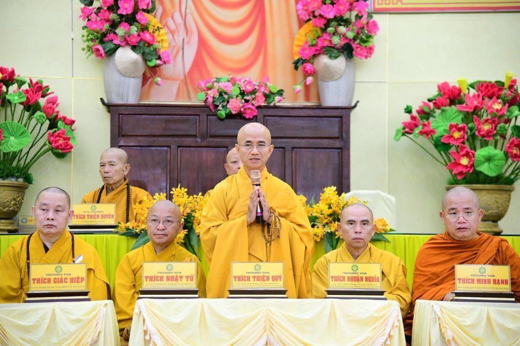 BAN THƯỜNG TRỰC BAN TRỊ SỰ GHPGVN TP. HCM THĂM, SÁCH TẤN CÁC HẠ TRƯỜNG KHU VỰC 2 (BÌNH DƯƠNG CŨ) TẠI TỔ ĐÌNH CHÙA HỘI KHÁNH