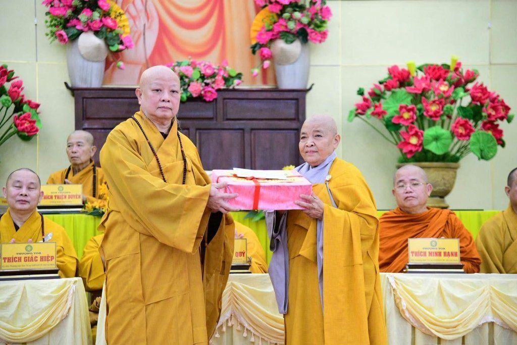 BAN THƯỜNG TRỰC BAN TRỊ SỰ GHPGVN TP. HCM THĂM, SÁCH TẤN CÁC HẠ TRƯỜNG KHU VỰC 2 (BÌNH DƯƠNG CŨ) TẠI TỔ ĐÌNH CHÙA HỘI KHÁNH