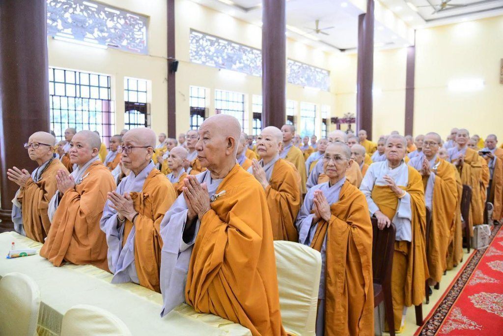 BAN THƯỜNG TRỰC BAN TRỊ SỰ GHPGVN TP. HCM THĂM, SÁCH TẤN CÁC HẠ TRƯỜNG KHU VỰC 2 (BÌNH DƯƠNG CŨ) TẠI TỔ ĐÌNH CHÙA HỘI KHÁNH
