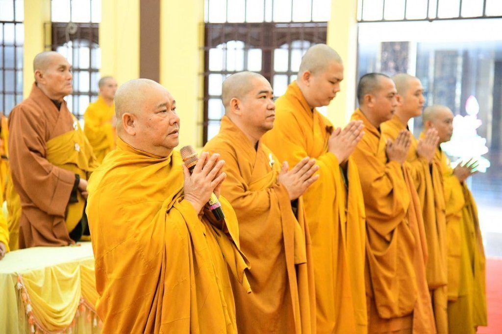 BAN THƯỜNG TRỰC BAN TRỊ SỰ GHPGVN TP. HCM THĂM, SÁCH TẤN CÁC HẠ TRƯỜNG KHU VỰC 2 (BÌNH DƯƠNG CŨ) TẠI TỔ ĐÌNH CHÙA HỘI KHÁNH