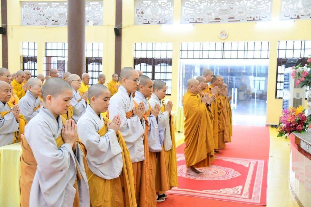 BAN THƯỜNG TRỰC BAN TRỊ SỰ GHPGVN TP. HCM THĂM, SÁCH TẤN CÁC HẠ TRƯỜNG KHU VỰC 2 (BÌNH DƯƠNG CŨ) TẠI TỔ ĐÌNH CHÙA HỘI KHÁNH