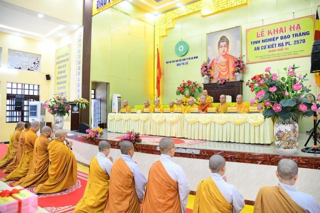 BAN THƯỜNG TRỰC BAN TRỊ SỰ GHPGVN TP. HCM THĂM, SÁCH TẤN CÁC HẠ TRƯỜNG KHU VỰC 2 (BÌNH DƯƠNG CŨ) TẠI TỔ ĐÌNH CHÙA HỘI KHÁNH