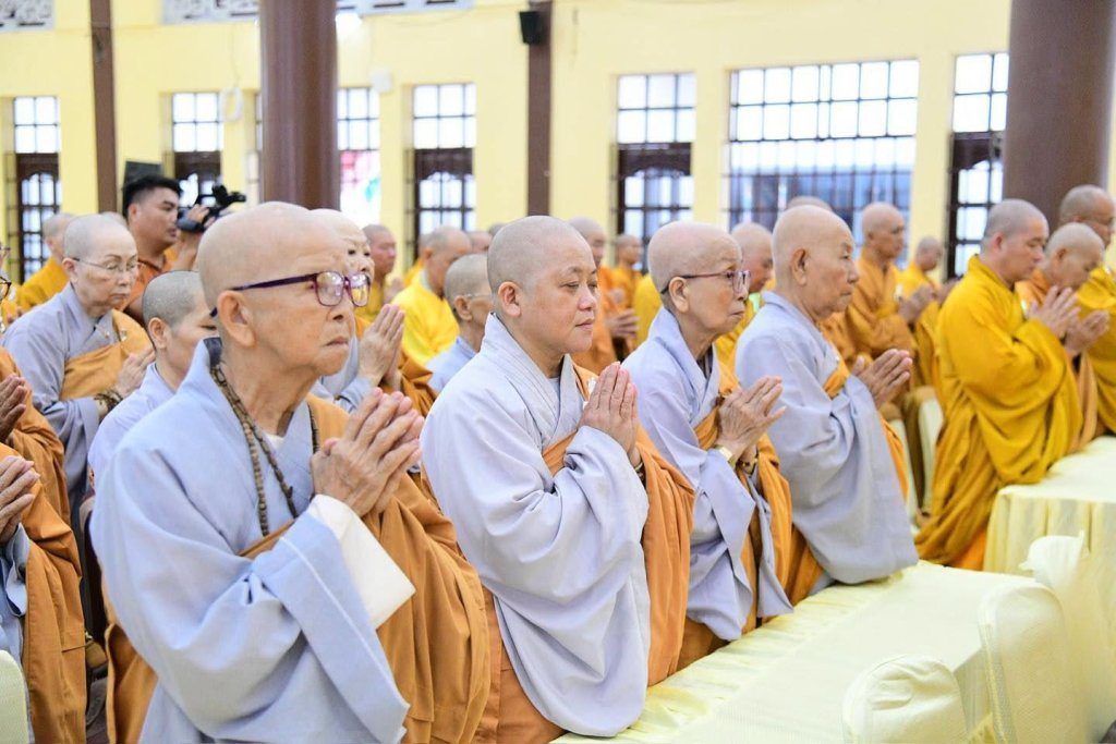 BAN THƯỜNG TRỰC BAN TRỊ SỰ GHPGVN TP. HCM THĂM, SÁCH TẤN CÁC HẠ TRƯỜNG KHU VỰC 2 (BÌNH DƯƠNG CŨ) TẠI TỔ ĐÌNH CHÙA HỘI KHÁNH